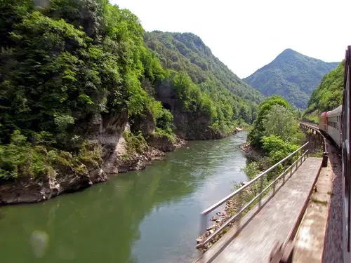 Gremo v gore: Člani PZS na vlake Slovenskih železnic s popustom