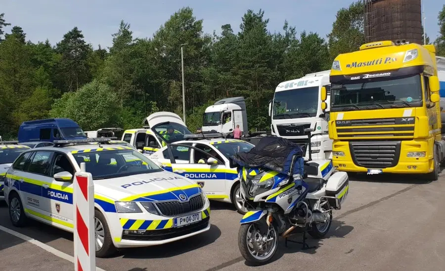 V enotedenskem poostrenem nadzoru policisti kontrolirali 235 avtobusov in 2.773 tovornih vozil ter odkrili 633 kršitev