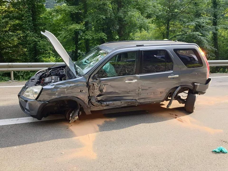 Na cesti Radlje ob Dravi - Maribor trčili osebni vozili