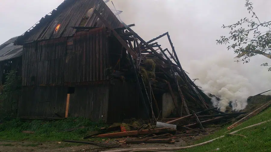 Pomagajmo družini Mori (Božič) iz Dravograda, kjer je ogenj popolnoma uničil hlev z gospodarskim poslopjem