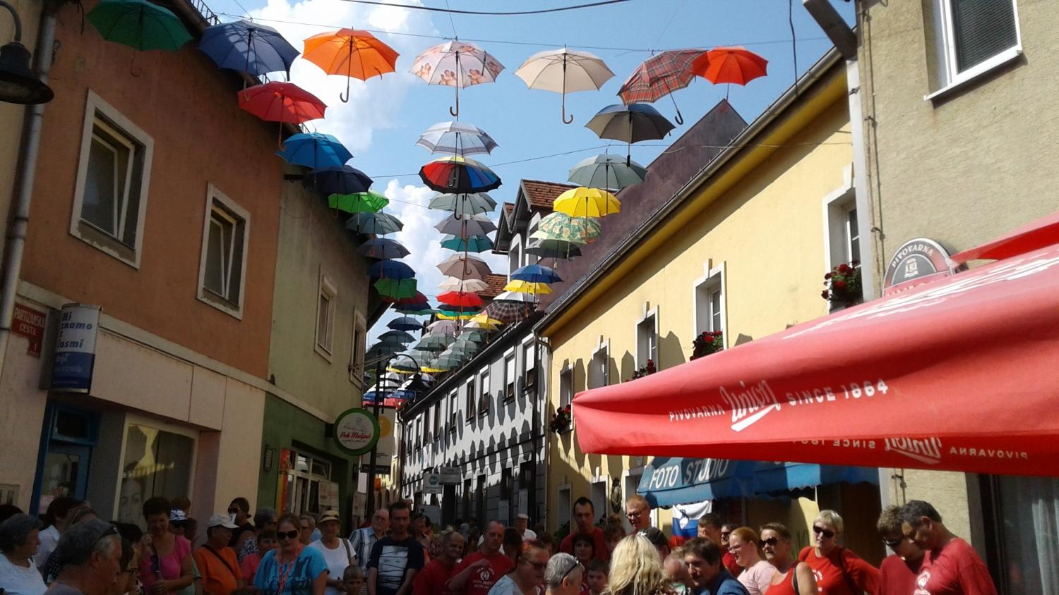 Vrhunec dogajanja na Ravenskih dnevih je tu: Danes druženje Pod dežnikom, Avguštinov sejem, konec tedna pester zabavni program z odličnimi glasbeniki, kolesarska dirka, srečanje upokojencev ...