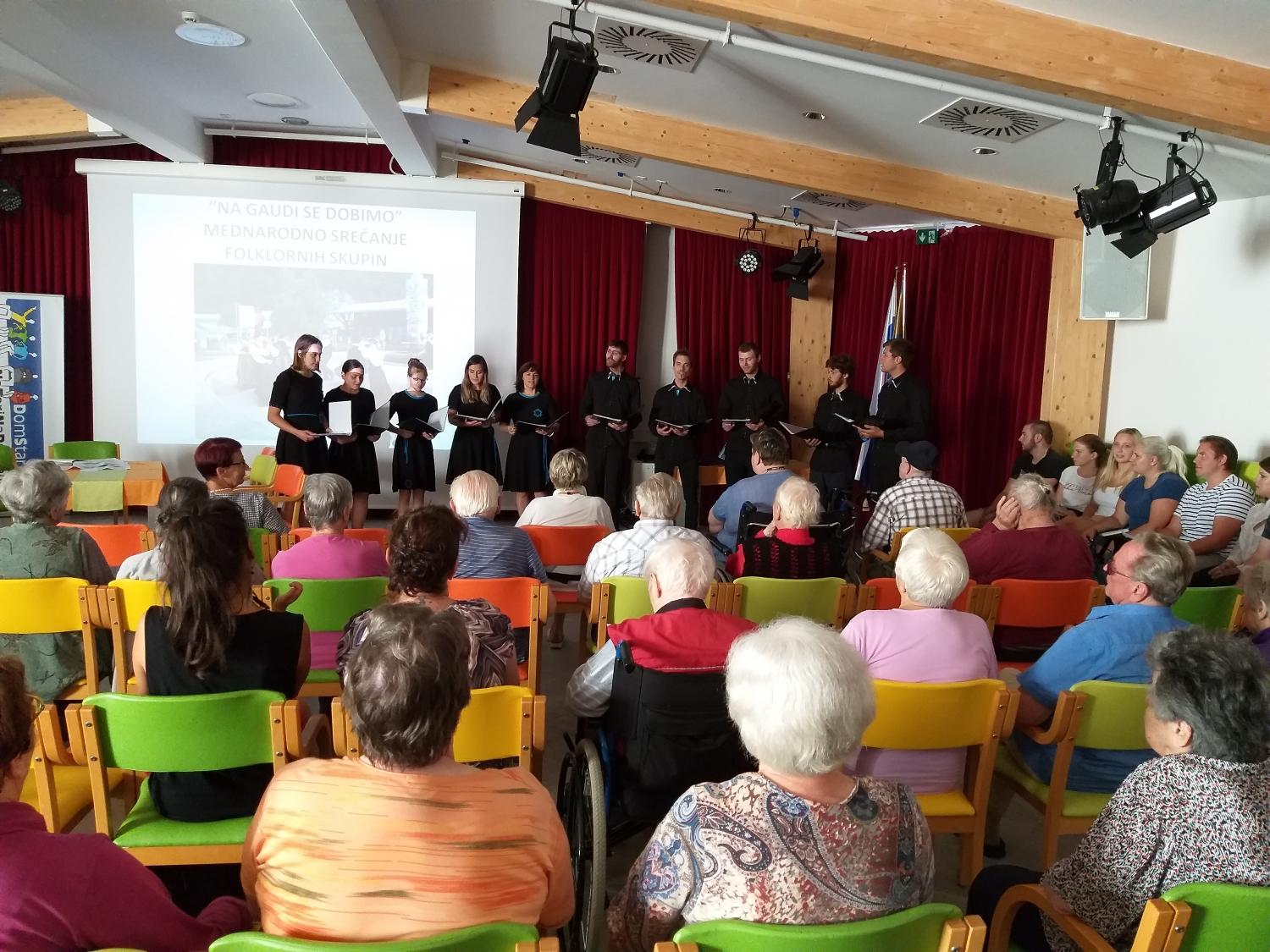 Črnjani so z obiskom sokrajanov v domu starejših na Prevaljah začeli 64. Koroški turistični teden (VIDEO in FOTO)