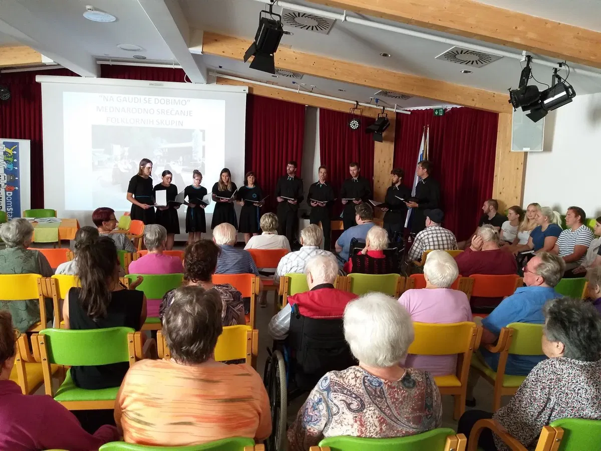 Črnjani so z obiskom sokrajanov v domu starejših na Prevaljah začeli 64. Koroški turistični teden (VIDEO in FOTO)