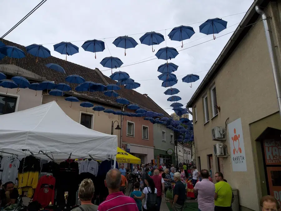 FOTOGALERIJA: Pod dežnikom in na Avguštinovem sejmu na Ravnah je bilo pestro in živahno. Kaj se bo dogajalo jutri?