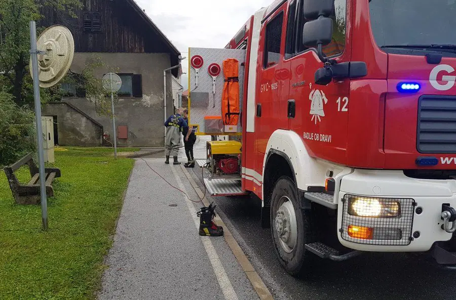 Gasilci in reševalci na delu: AED, delovna nesreča, poplave, požar ...