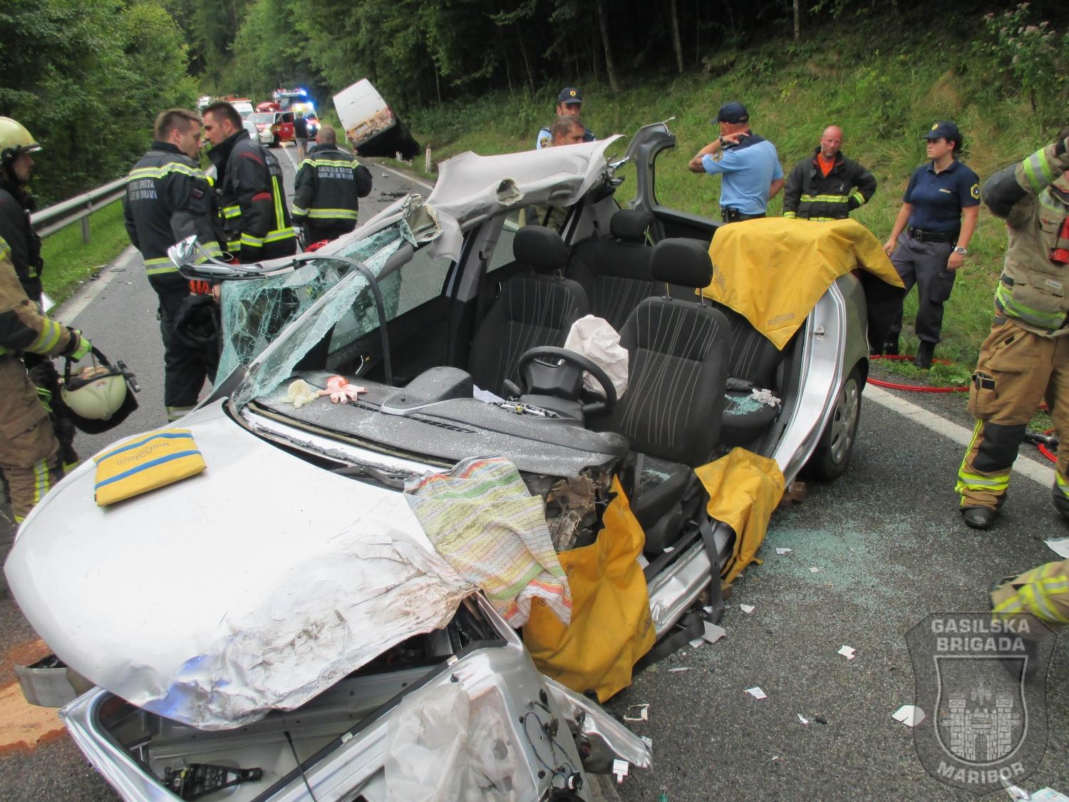 (FOTO) Radeljski in mariborski gasilci posredovali v prometni nesreči in iz vozila rešili ukleščeno osebo