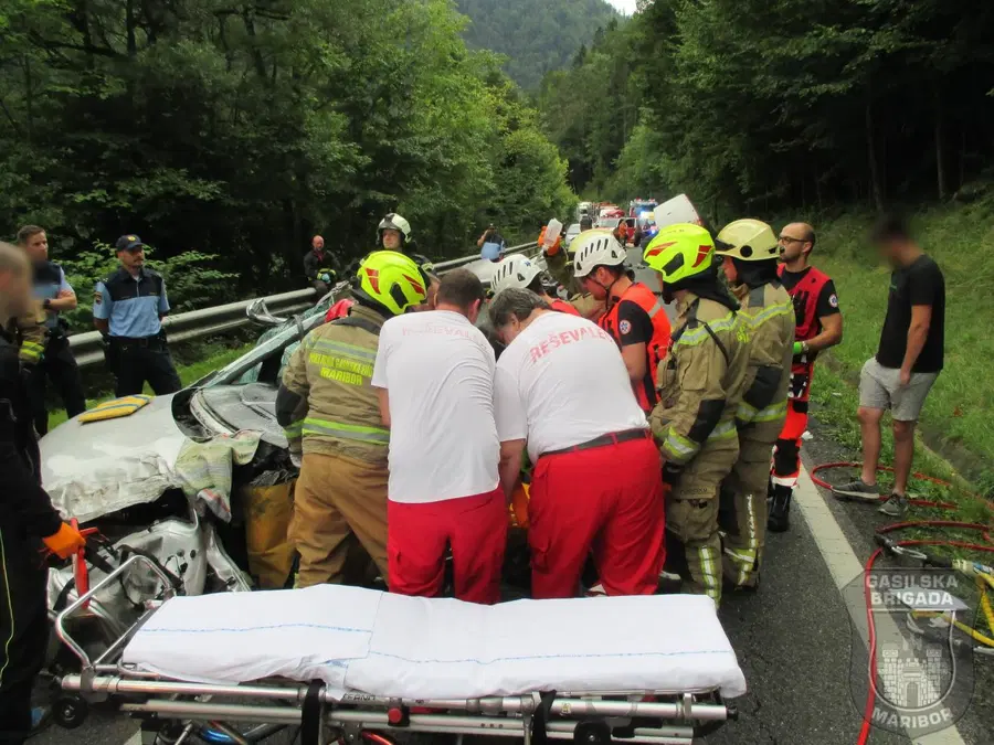 Podrobnosti jutranje nesreče, v kateri so posredovali radeljski in mariborski gasilci