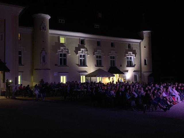 Večer dalmatinskih pesmi pred Dvorcem Bukovje kljub hladnejšemu večeru pritegnil množico ljudi (FOTO)