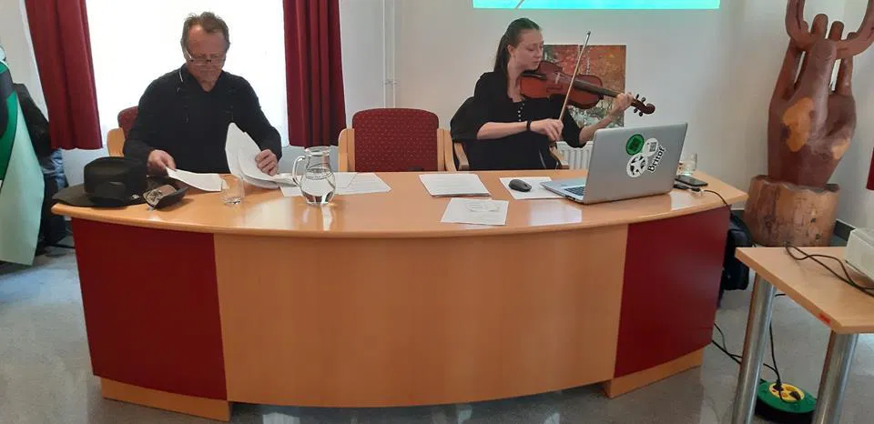 Kantavtorjeva hči Mojca Kamnik izdala svoj prvenec (VIDEO)