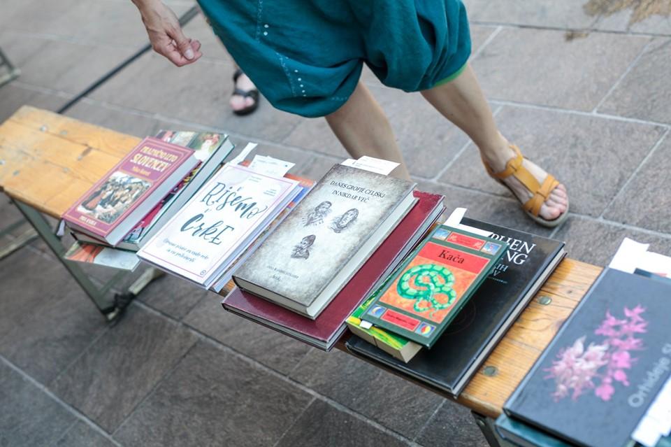 Na Ravnah bo 120 m knjig povezovalo pot od trga do "kulturne plaže"