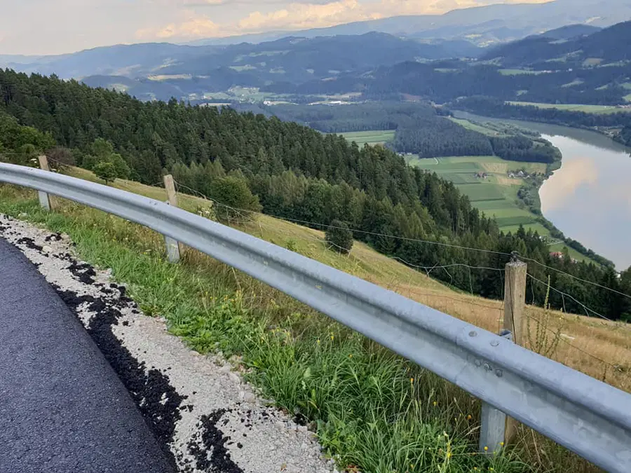 Popolna zapora ceste na Muti: Po uspešnem današnjem asfaltiranju jutri na vrsti druga cesta (FOTO)