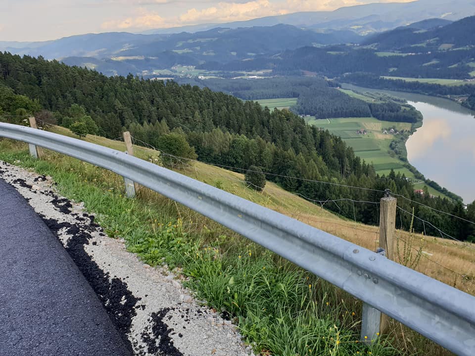 Popolna zapora ceste na Muti: Po uspešnem današnjem asfaltiranju jutri na vrsti druga cesta (FOTO)