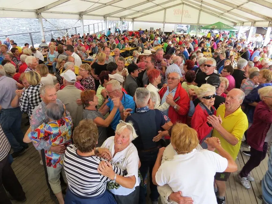 Približno 2.500 udeležencev se je družilo na 35. srečanju invalidov na Kopah (FOTO)
