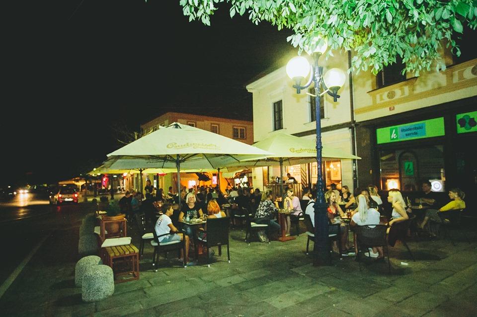 Poletje v mestu bodo zaključili z zabavo, smehom, igrami in BBQ mojstrovinami: prihajajo Dunja Vrhovnik, Gašper Bergant, Žan Papič in Stari pisker