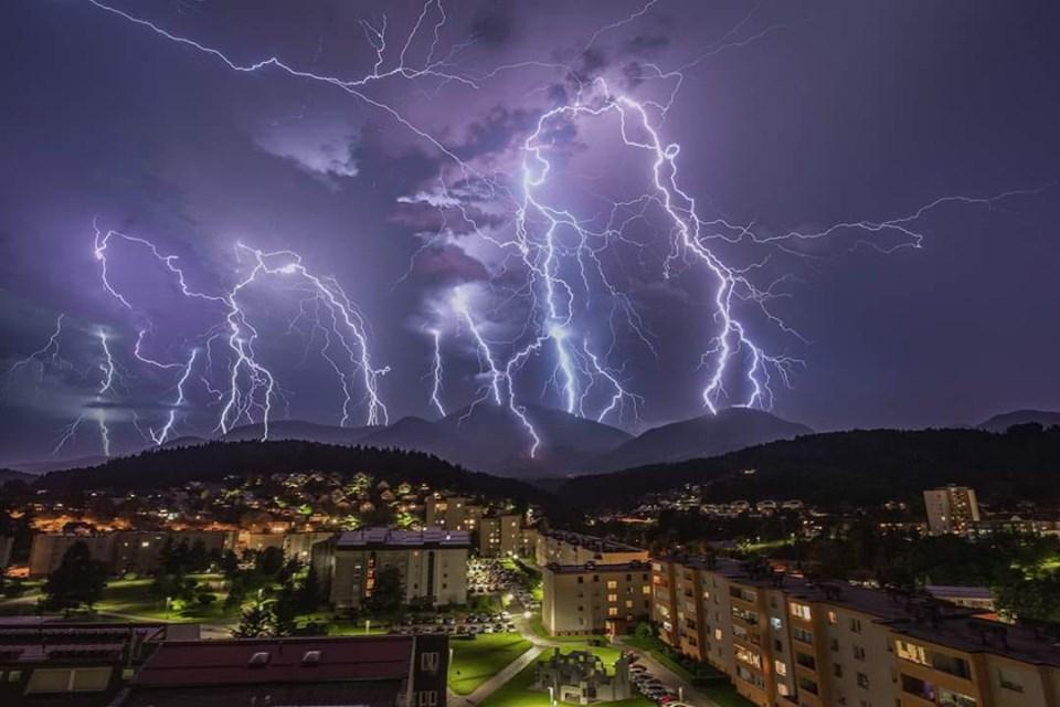 Čaka nas pestro vremensko dogajanje: Možne so plohe, nevihte z močnejšimi nalivi in točo ter sunki vetra