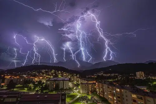 Čaka nas pestro vremensko dogajanje: Možne so plohe, nevihte z močnejšimi nalivi in točo ter sunki vetra