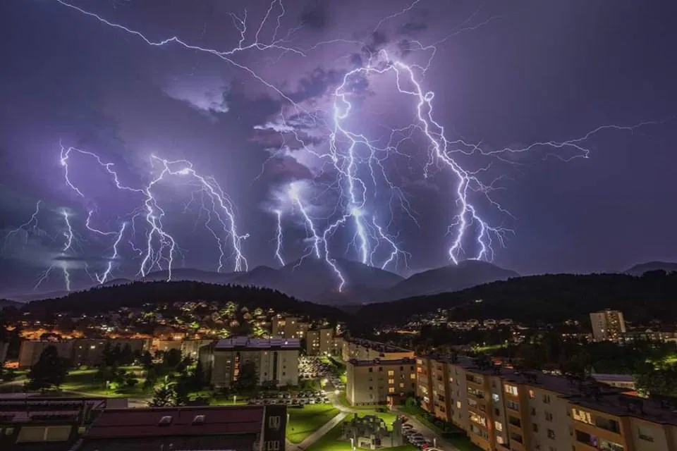 Čaka nas pestro vremensko dogajanje: Možne so plohe, nevihte z močnejšimi nalivi in točo ter sunki vetra
