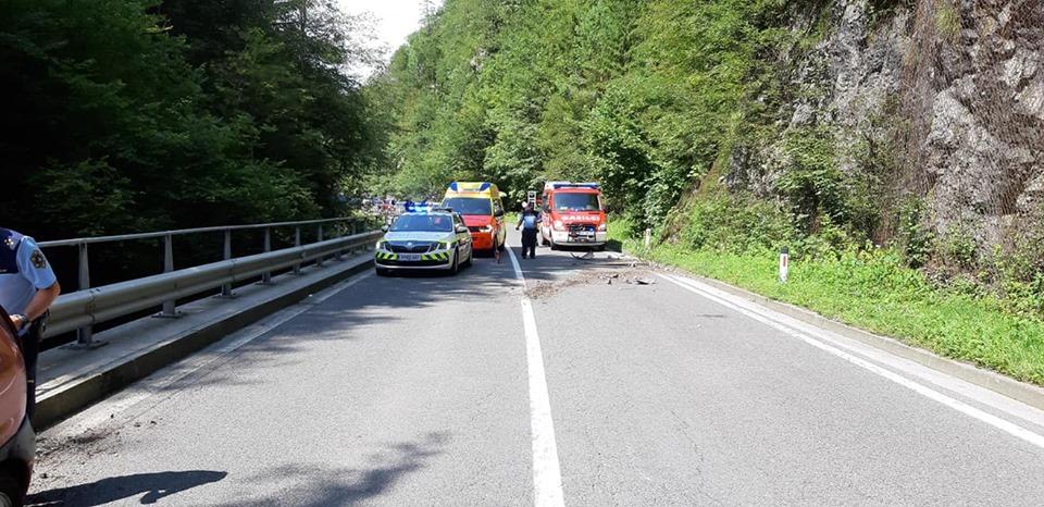 V prometni nesreči v Završah poškodovani dve osebi (FOTO)