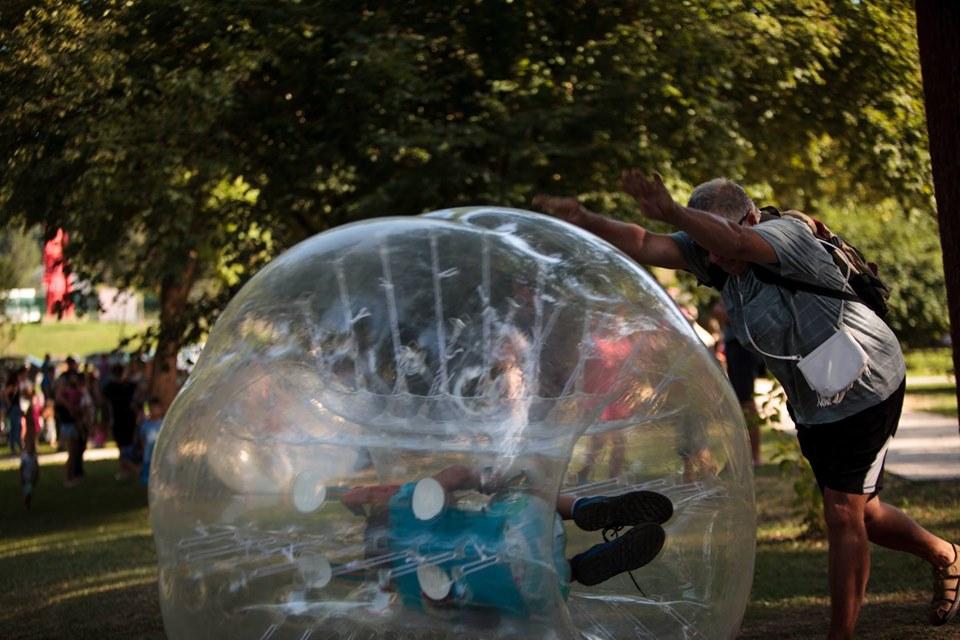 Nagradna igra! Na Ravnah pripravljajo nepozaben Koroški otroški festival. Osvojite brezplačno celodnevno kopanje za vso družino (FOTO)