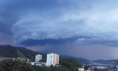 Posnetek včerajšnjega udara strele v televizijski stolp na Uršlji gori. Kakšno vreme nas čaka danes? (VIDEO in FOTO)
