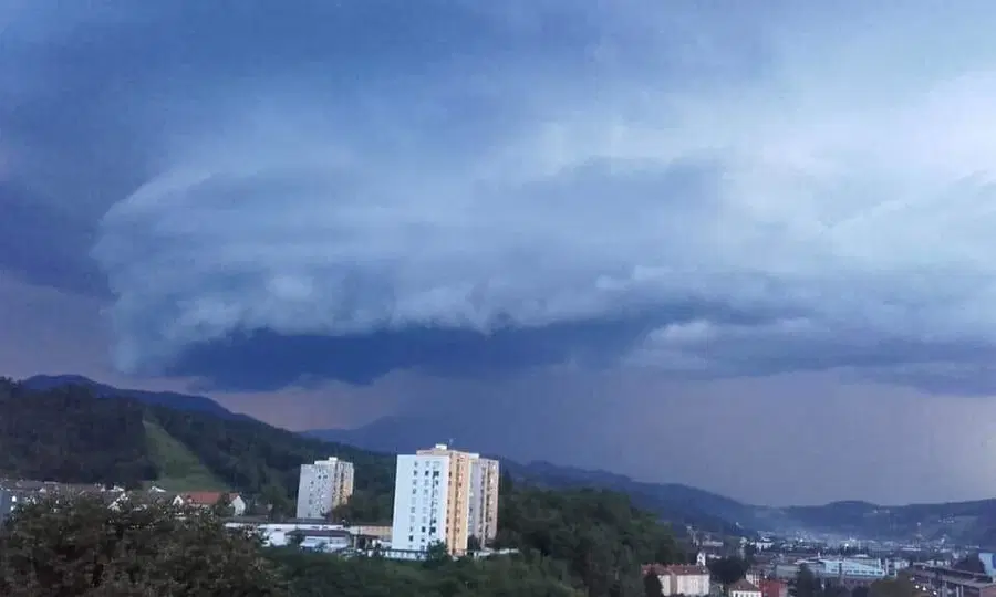 Posnetek včerajšnjega udara strele v televizijski stolp na Uršlji gori. Kakšno vreme nas čaka danes? (VIDEO in FOTO)