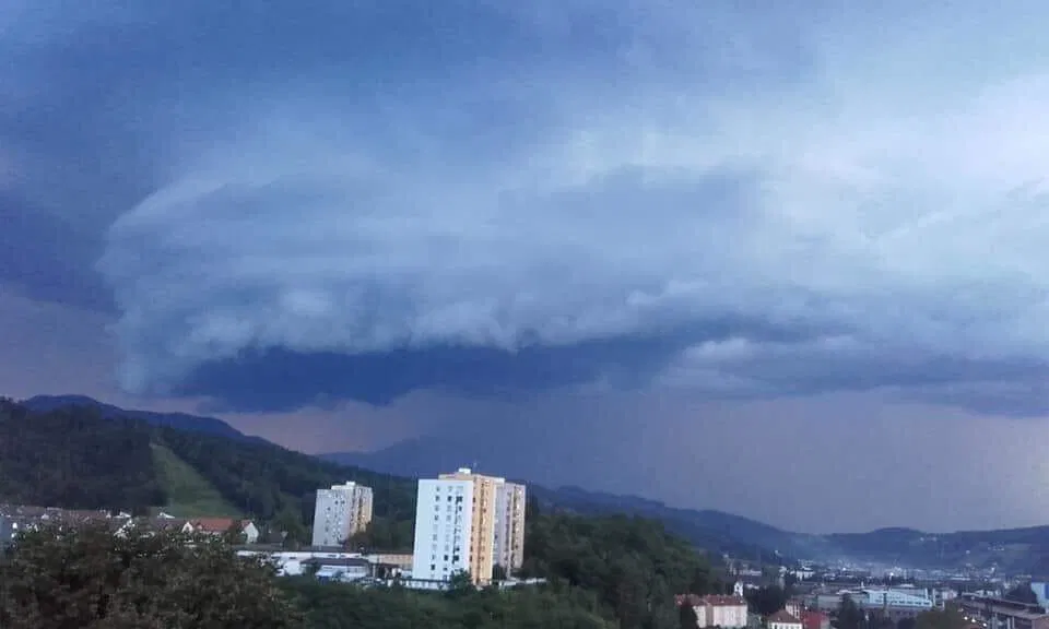 Najbolj brano avgusta: Posnetek včerajšnjega udara strele v televizijski stolp na Uršlji gori. Kakšno vreme nas čaka danes? (VIDEO in FOTO)