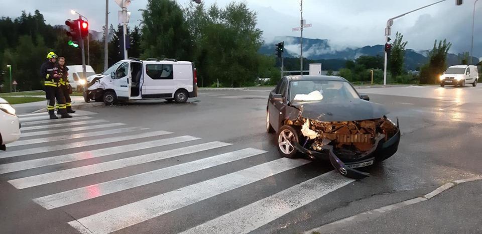 V jutranji nesreči v Slovenj Gradcu poškodovane štiri osebe