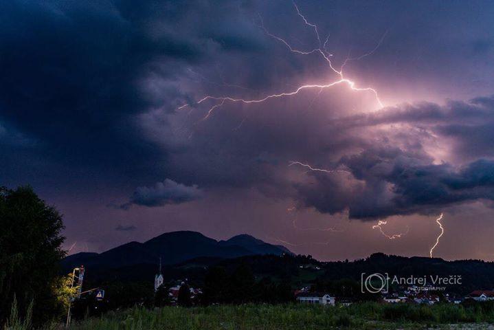 Danes ponekod možne močnejše nevihte z nalivi, sunki vetra in manjšo točo. Kakšen bo vikend?