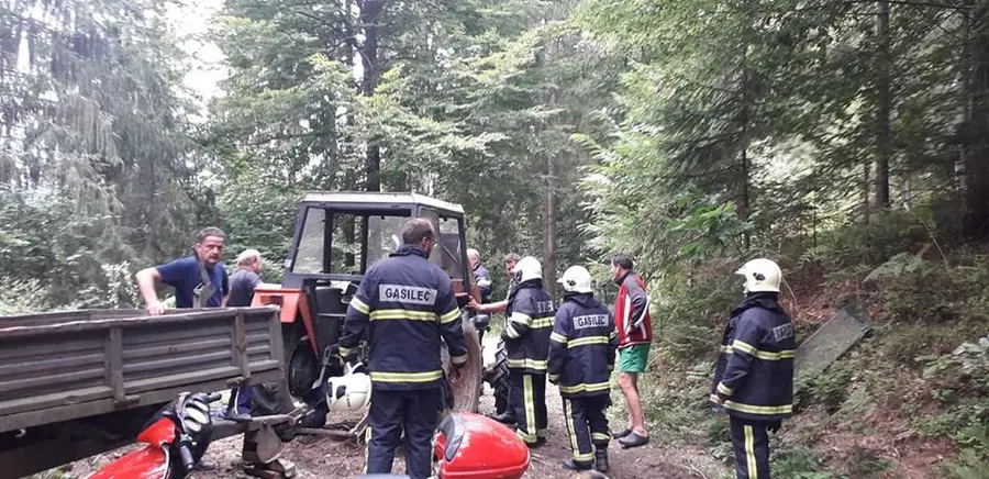 V Vuzenici zagorel traktor, posredovali so gasilci (FOTO)