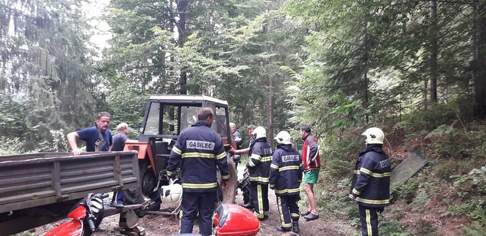V Vuzenici zagorel traktor, posredovali so gasilci (FOTO)