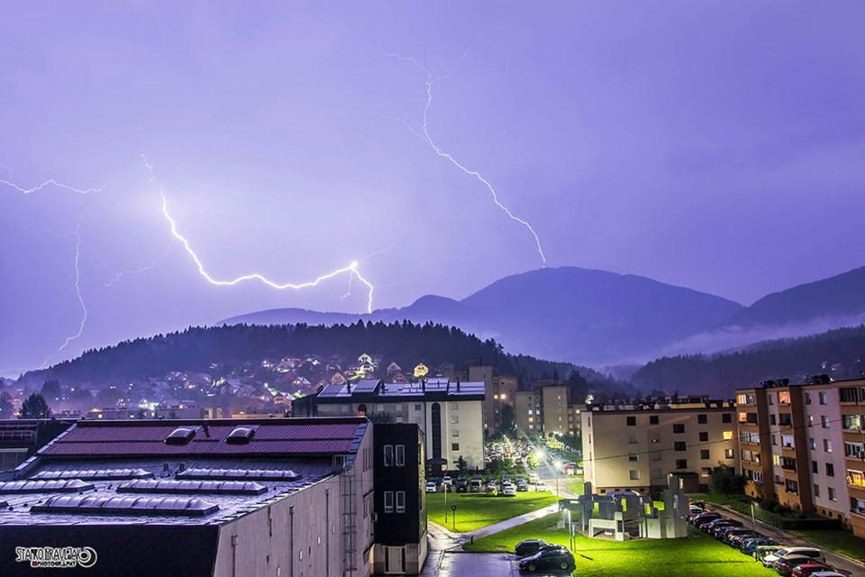 Tudi danes so možne plohe in nevihte, z intenzivnimi in dolgotrajnimi nalivi, močnejšimi sunki vetra in točo