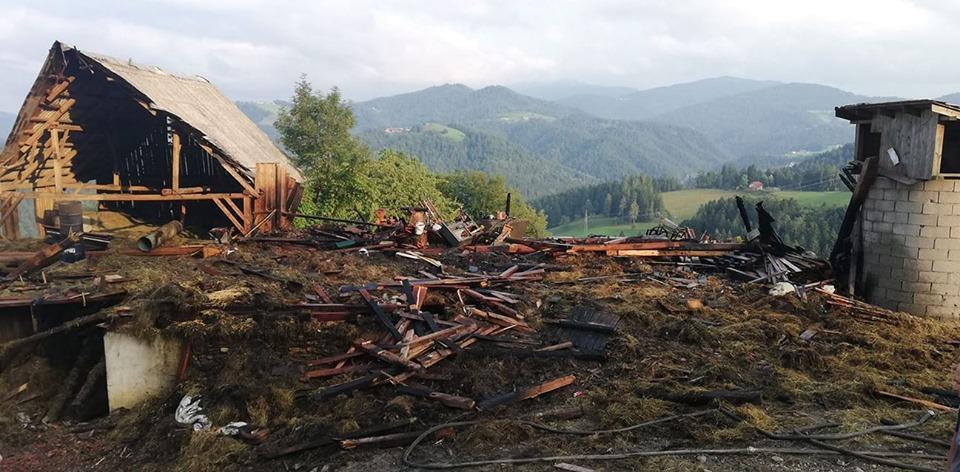 Podrobnosti požara na območju Dravograda, kjer je zaradi udara strele zagorelo gospodarsko poslopje