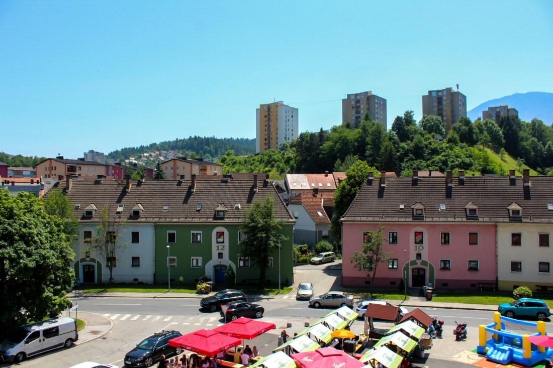 Obvestilo o popolni zapori ceste na Ravnah