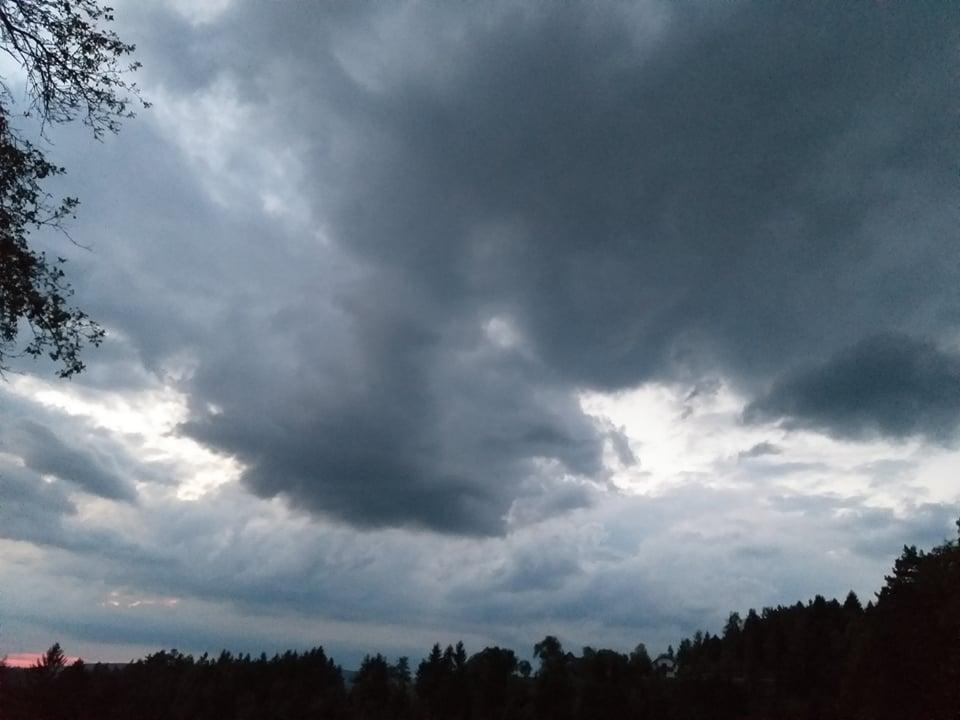 Ponekod možne nevihte z močnejšimi, dolgotrajnejšimi nalivi, sunki nevihtnega piša in drobno točo