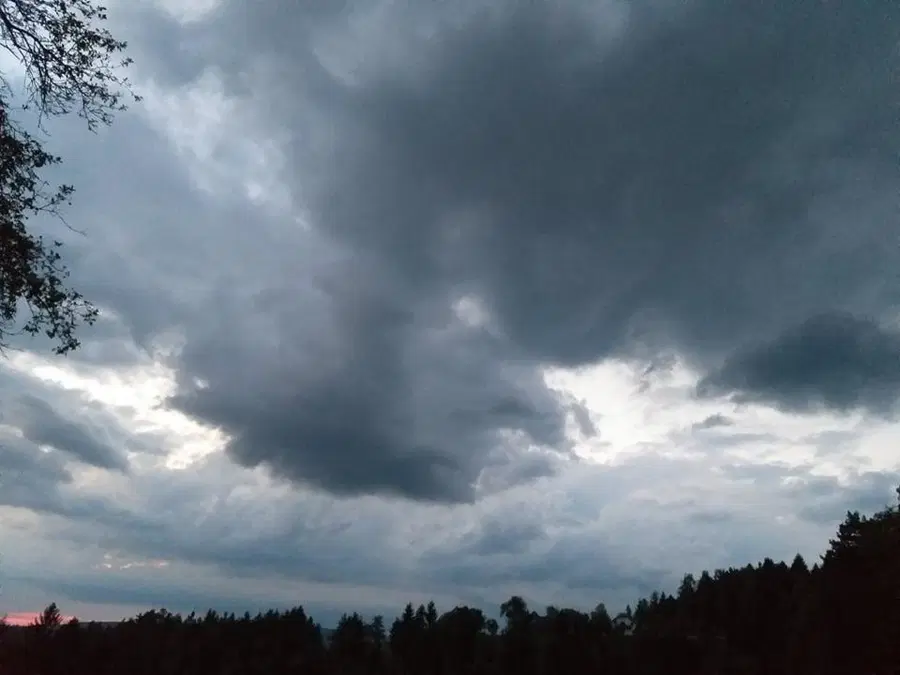 Ponoči bo spremenljivo oblačno, ob nevihtah lahko lokalno nastanejo močnejši nalivi s točo