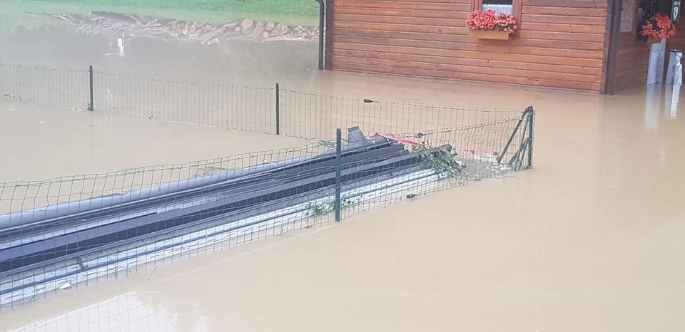 To so posledice včerajšnjega neurja s točo na Koroškem: Poplavljene in zaprte ceste, plazovi, požar, zaliti objekti (FOTO in VIDEO)