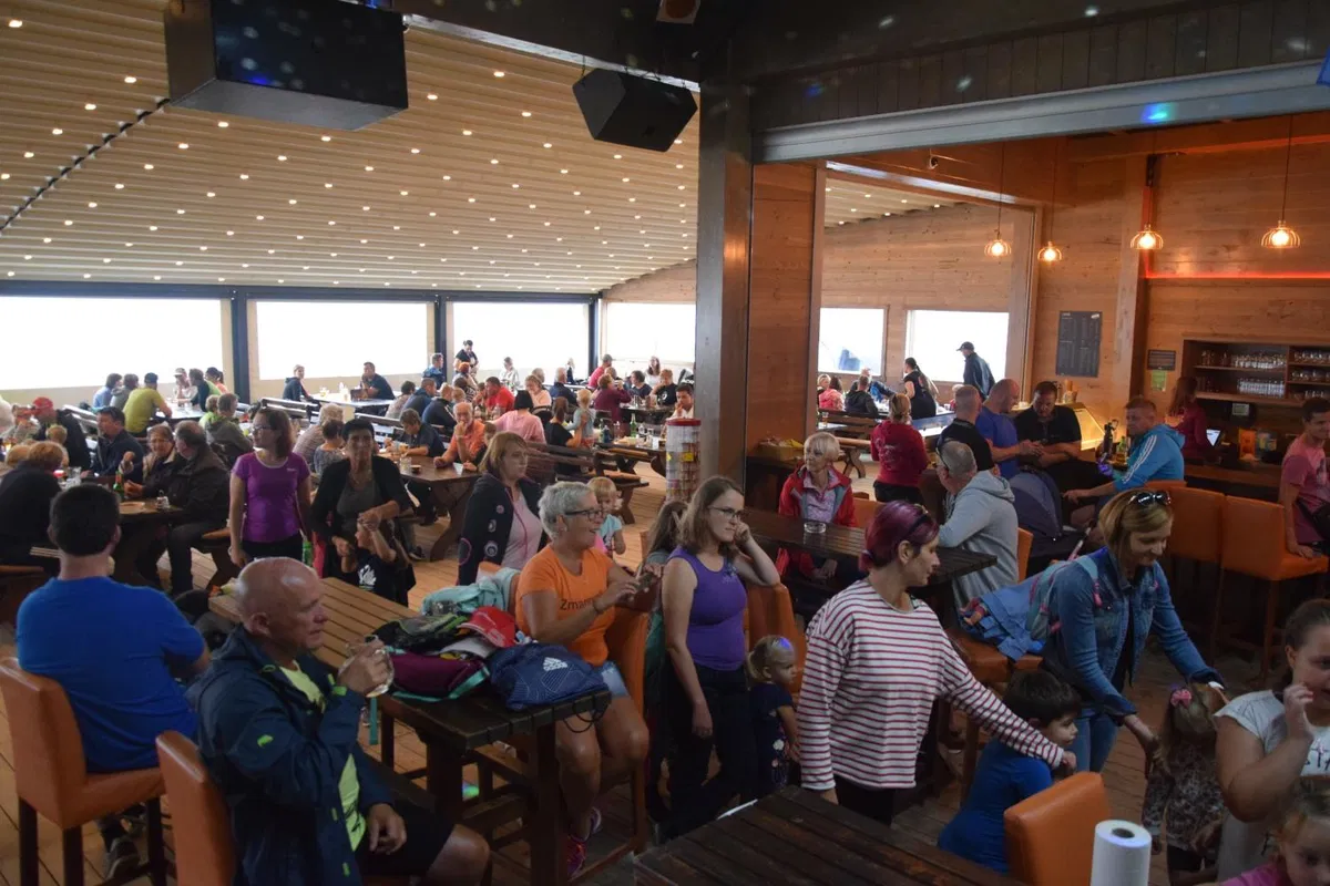 Avto center Ravne praznoval v velikem slogu: Na Kopah uživalo 500 ljubiteljev avtomobilov (FOTO in VIDEO)