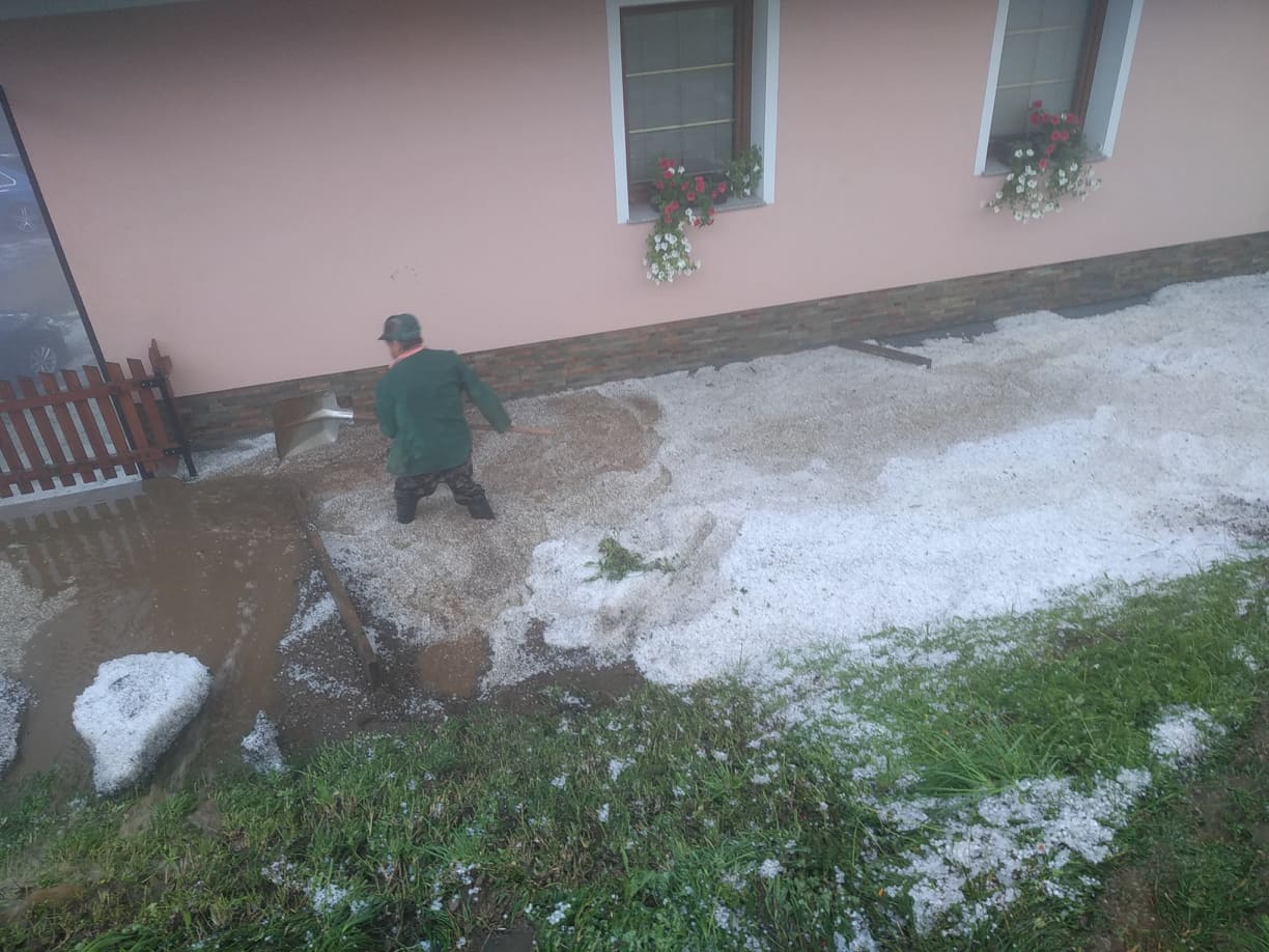 Neurje s točo zajelo tudi Črno na Koroškem: Zalita hiša, neprevozna cesta, med plazovi ujetih sedem oseb (FOTO)