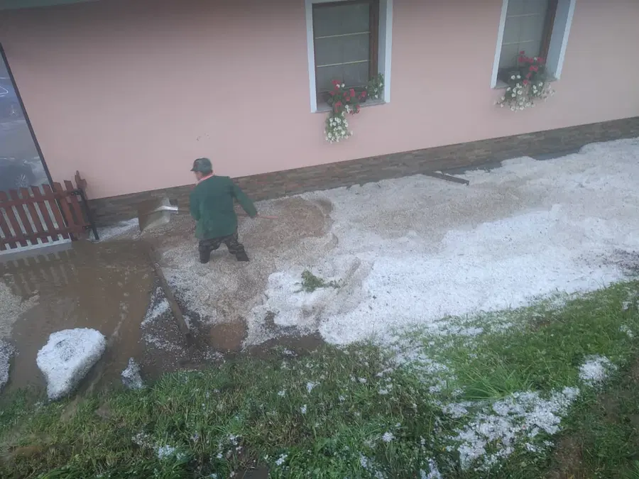 Neurje s točo zajelo tudi Črno na Koroškem: Zalita hiša, neprevozna cesta, med plazovi ujetih sedem oseb (FOTO)