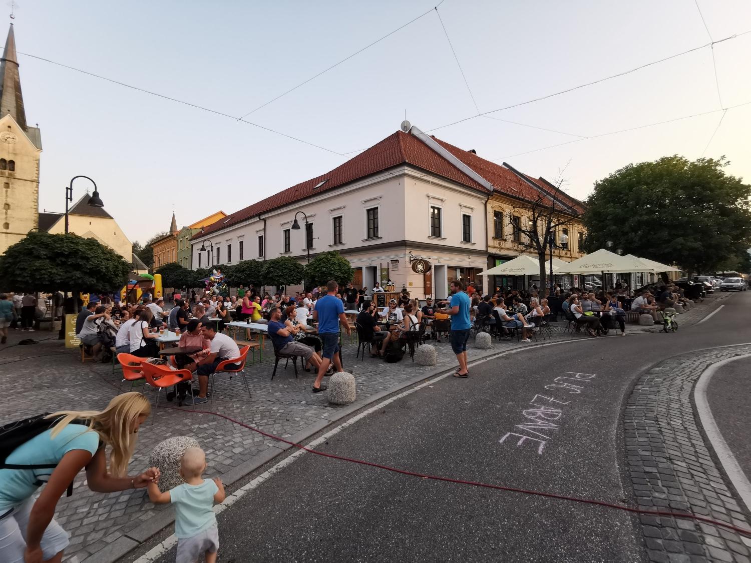 Poletje v mestu bodo zaključili z glasbo, kulinariko in smehom: prihajata Perica Jerković in Aleš Novak