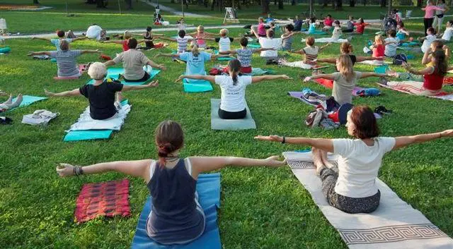 Prvič na Uršlji gori: pridružite se nabiranju in pripravi užitnih divjih rastlin ter jogi