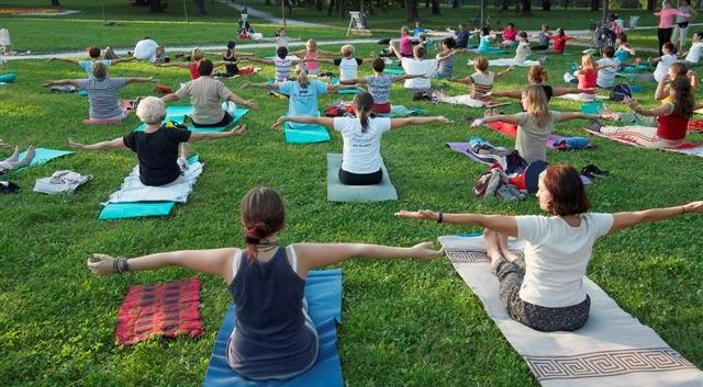 Prvič na Uršlji gori: pridružite se nabiranju in pripravi užitnih divjih rastlin ter jogi