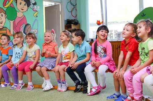 Pogovor z vzgojiteljico pred začetkom novega vrtčevskega leta: "Največ težav povzročajo mame, ki se niso pripravljene ločiti od otrok"