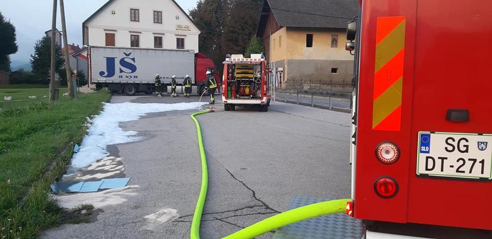 Slovenjgraški gasilci posredovali pri iztekanju goriva