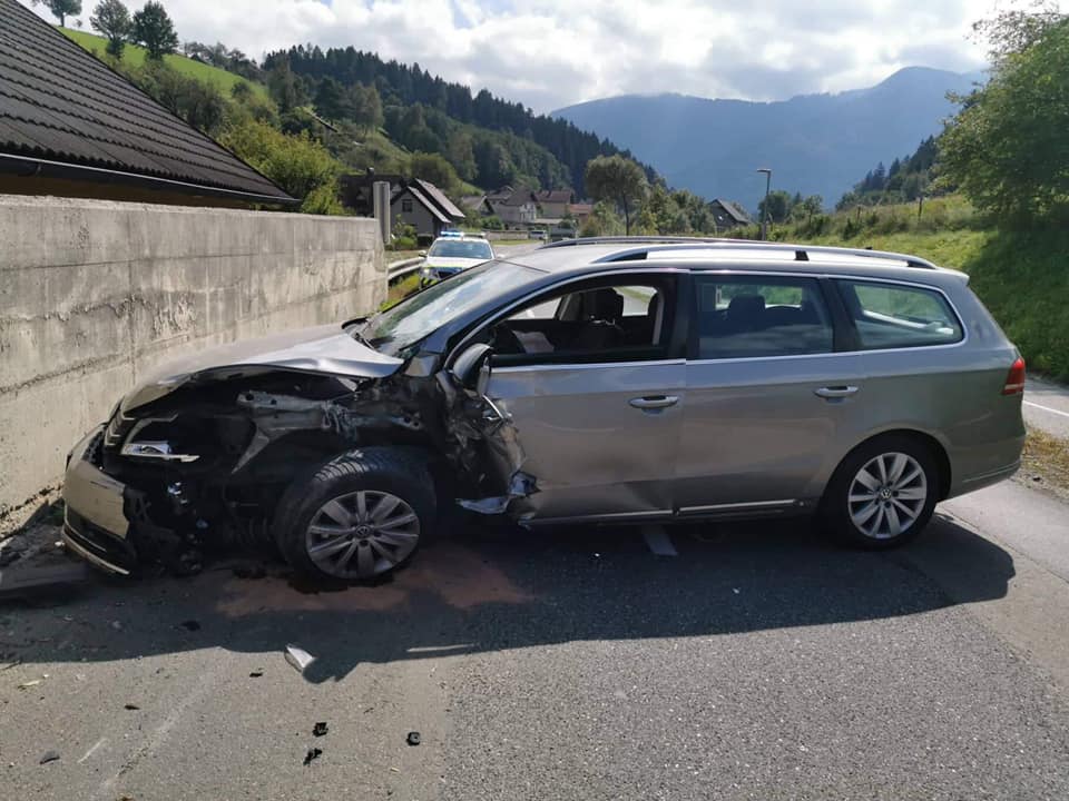 Voznik osebnega avtomobila zapeljal v kamnito obcestno ograjo in se poškodoval