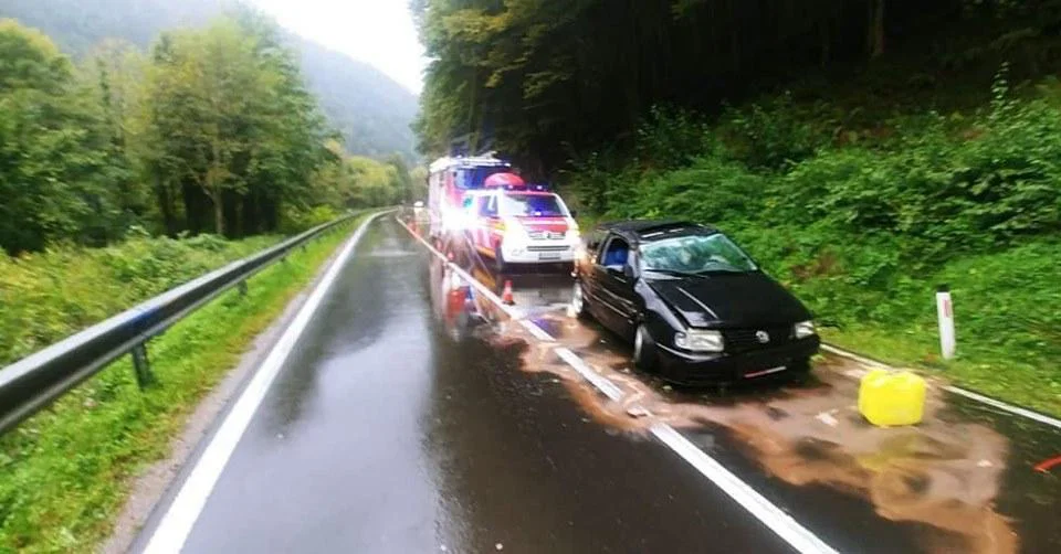 Osebno vozilo zapeljalo s ceste in se prevrnilo na streho