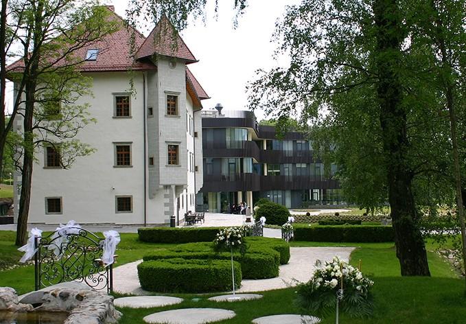 Ste vedeli, da se lahko razvajate med grajskimi zidovi?