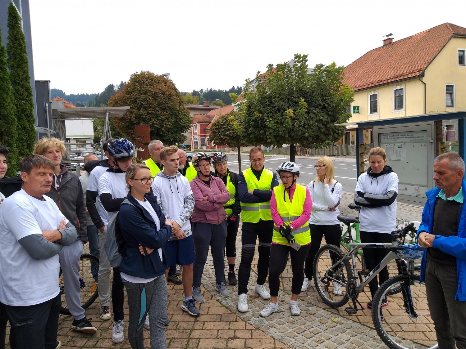 "Picikl dan": 25 kolesarjev je z namenom poudariti vrednote zdravega življenjskega sloga prekolesarilo pot med Ravnami in Prevaljami (FOTO)