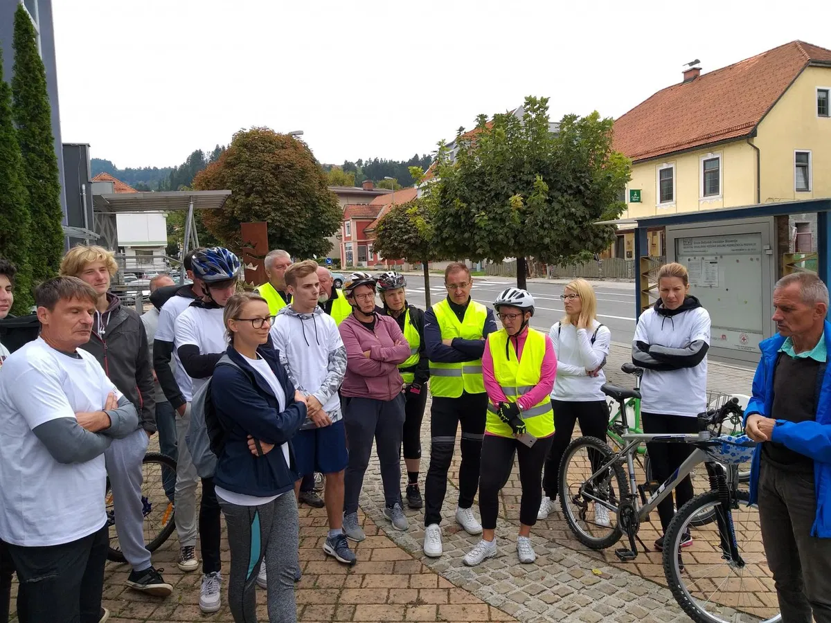 "Picikl dan": 25 kolesarjev je z namenom poudariti vrednote zdravega življenjskega sloga prekolesarilo pot med Ravnami in Prevaljami (FOTO)