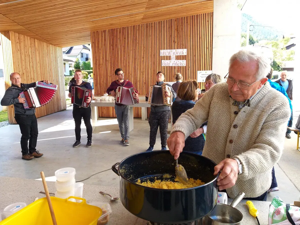 Žgankarija v Mežici: Ajdovi, veganski, koruzni in zdrobovi žganci so na tržnico privabili množico obiskovalcev (VIDEO in FOTO)